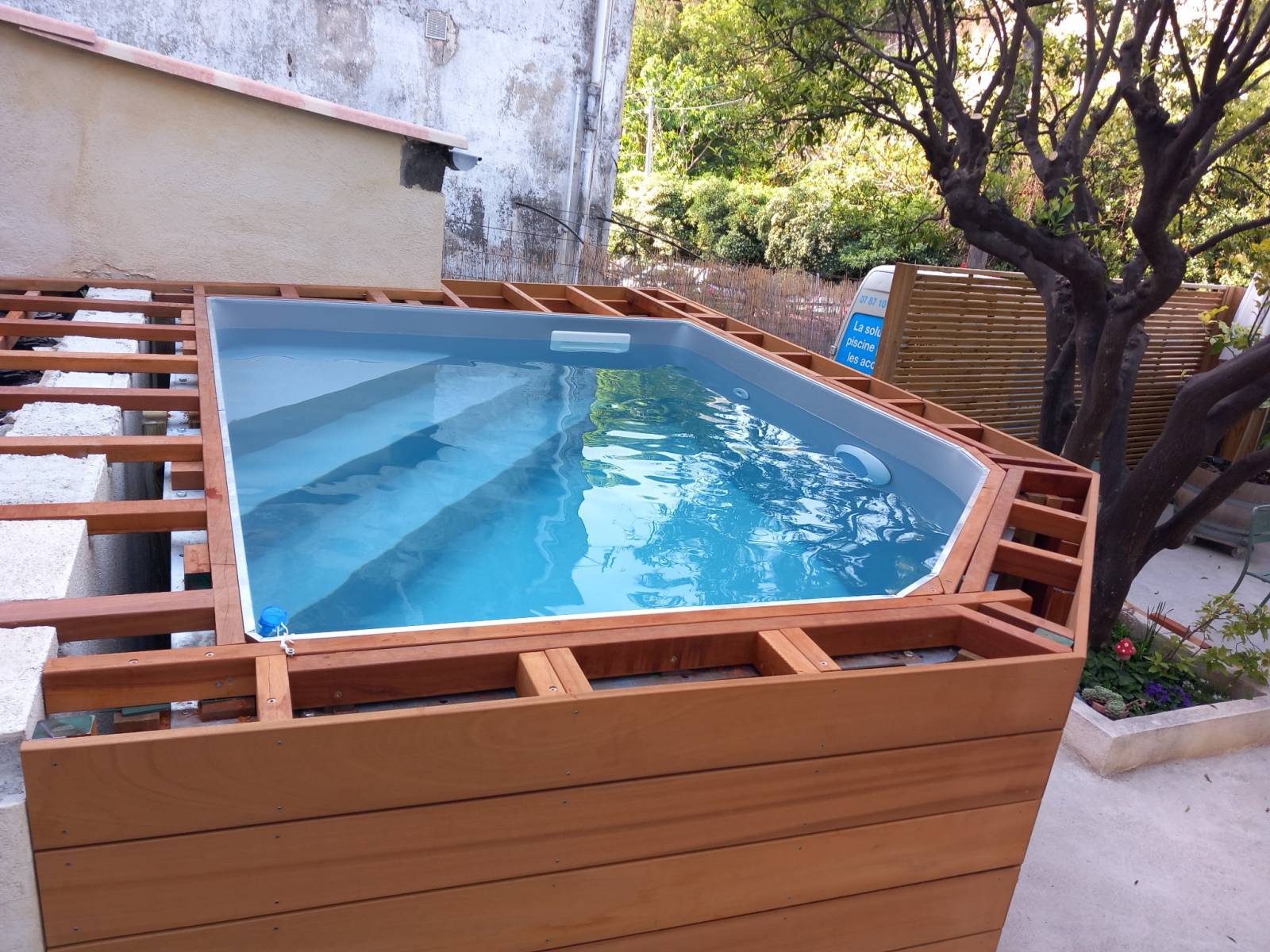 Construction d'une mini-piscine en bois, hors-sol dans une cour du centre ville de Nice, dans le département des Alpes-Maritimes