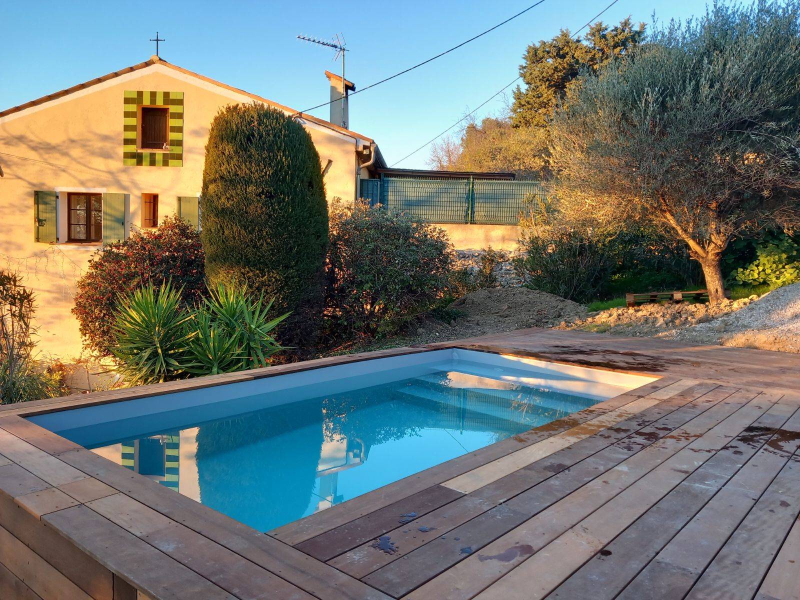 Fabrication d'une piscine à structure bois sur un terrain en pente dans le sud de la France