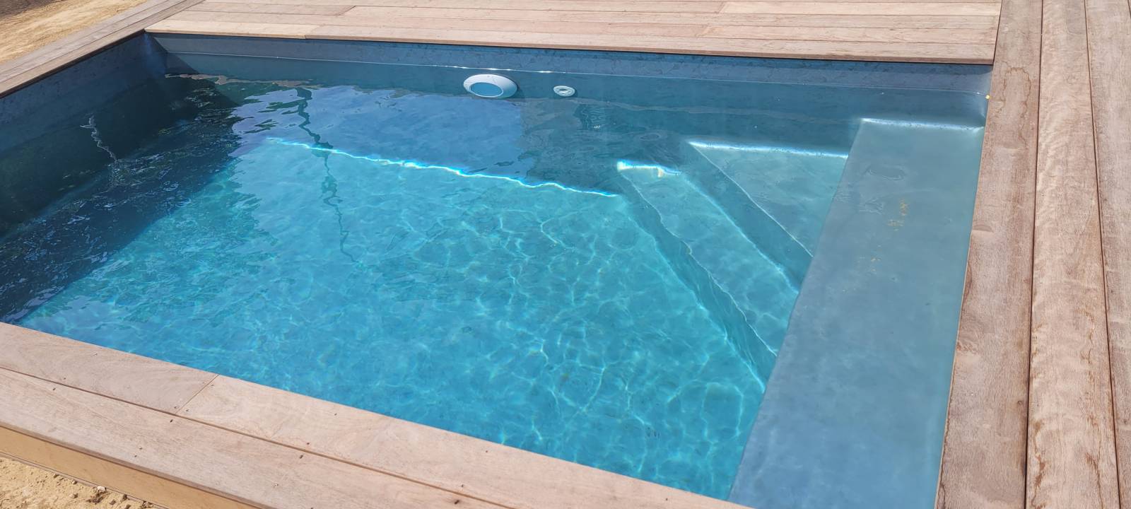 Construction d'une banquette californienne immergée dans une piscine