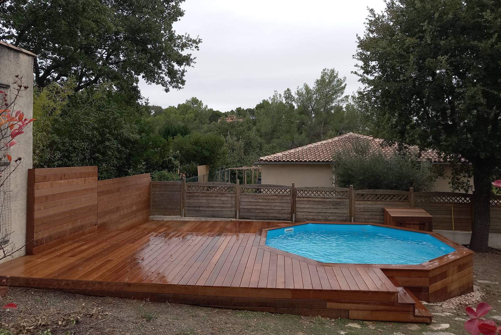 Construction d'une piscine en bois semi-enterrée avec u n escalier semi-enterrée et une terrasse en bois exotique attenante dans les Bouches-du-Rhône