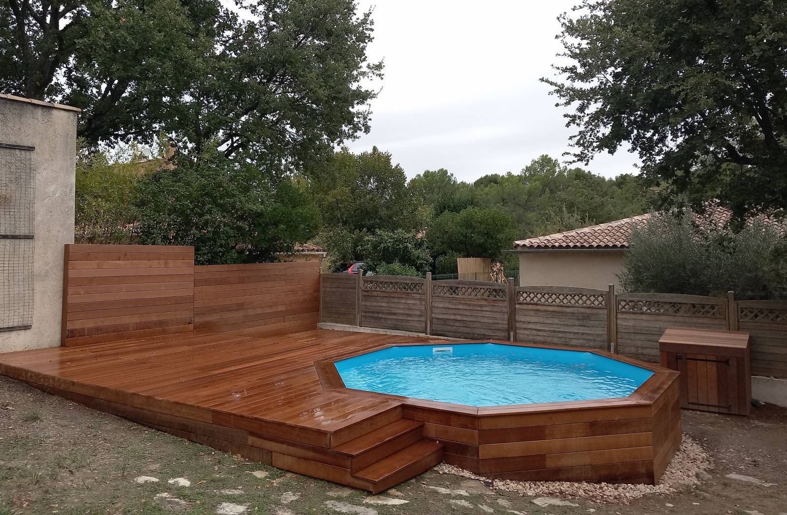 Installation d'une piscine en bois sur mesure de forme octogonale près d'Aix-en-Provence