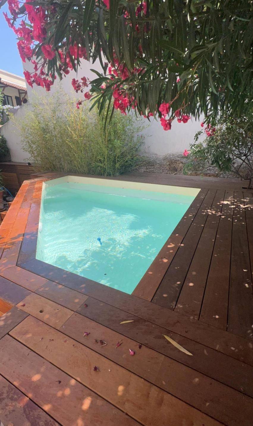 Installation d'une terrasse en bois autour d'une piscine en bois dans le 4ème arrondissement de Marseille