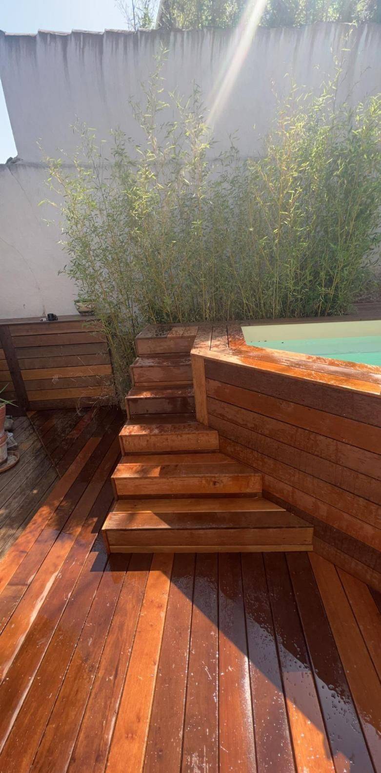 Création d'un escalier en bois exotique pour accéder à la piscine en bois installée à Marseille