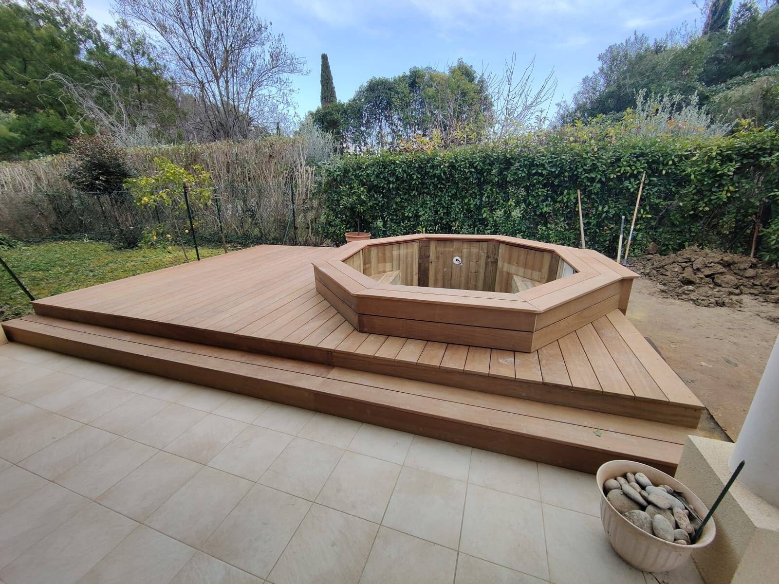 Construction d'une piscine en bois de forme octogonale à Cagnes-Sur-Mer