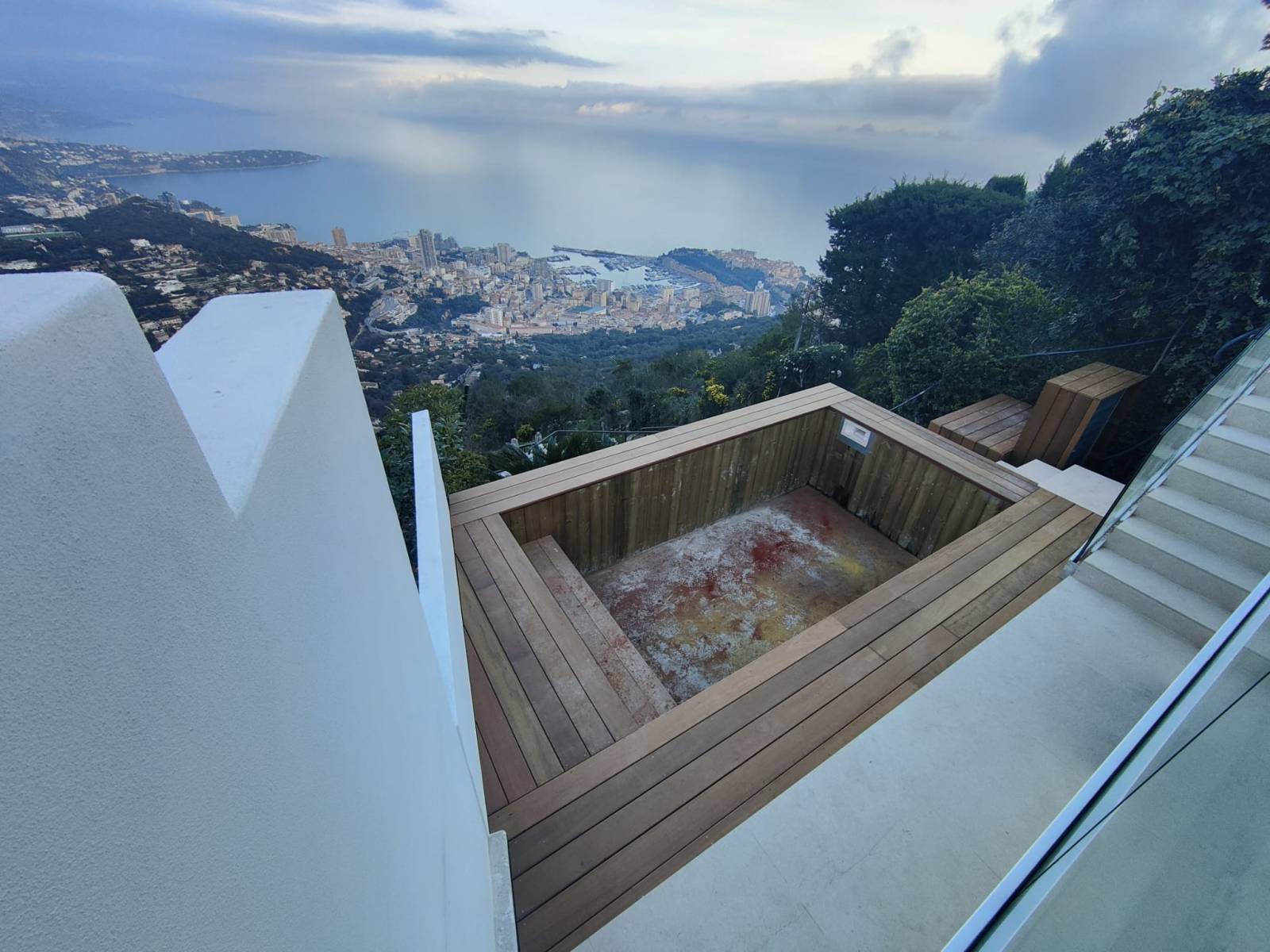Fabrication d'une terrasse en bois exotique autour d'une piscine en bois