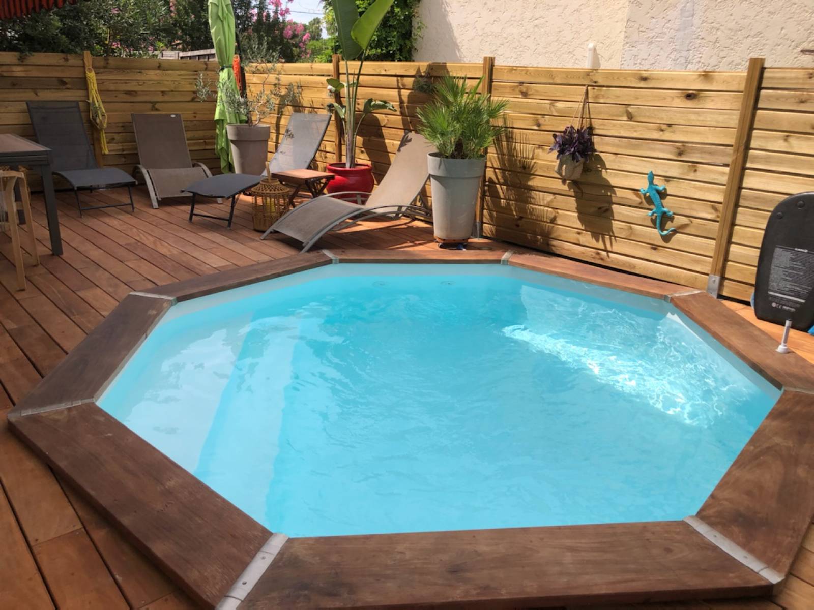 Construction d'une piscine en bois de forme octogonale avec des margelles en ipé près de Nice