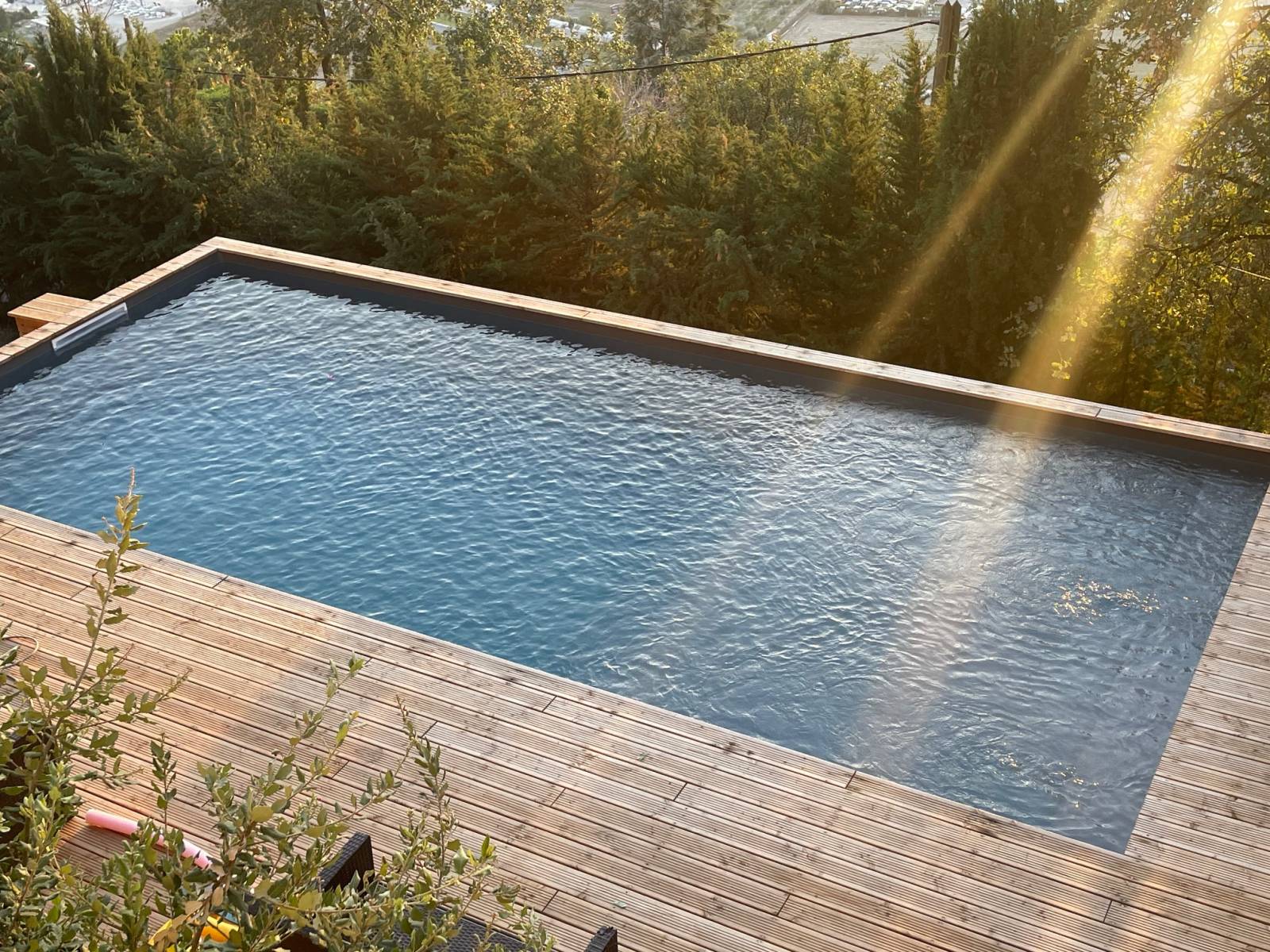 Installation d'une piscine en bois sur mesure, totalement hors-sol, de forme rectangulaire et d'une dimension de 9.40 x 4.80 m, sur les hauteurs de Nice