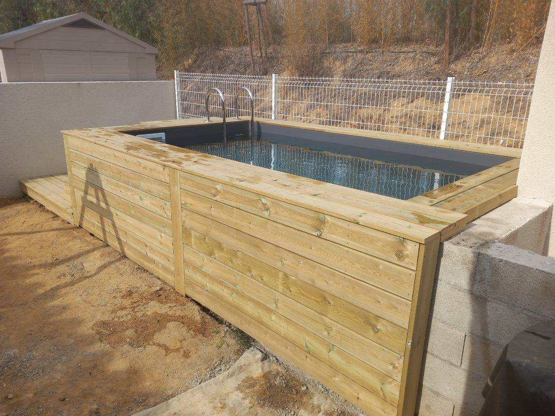 Installation d'une petite piscine bois dans un espace exigu à l'arrière d'une villa deux faces, près de Perpignan