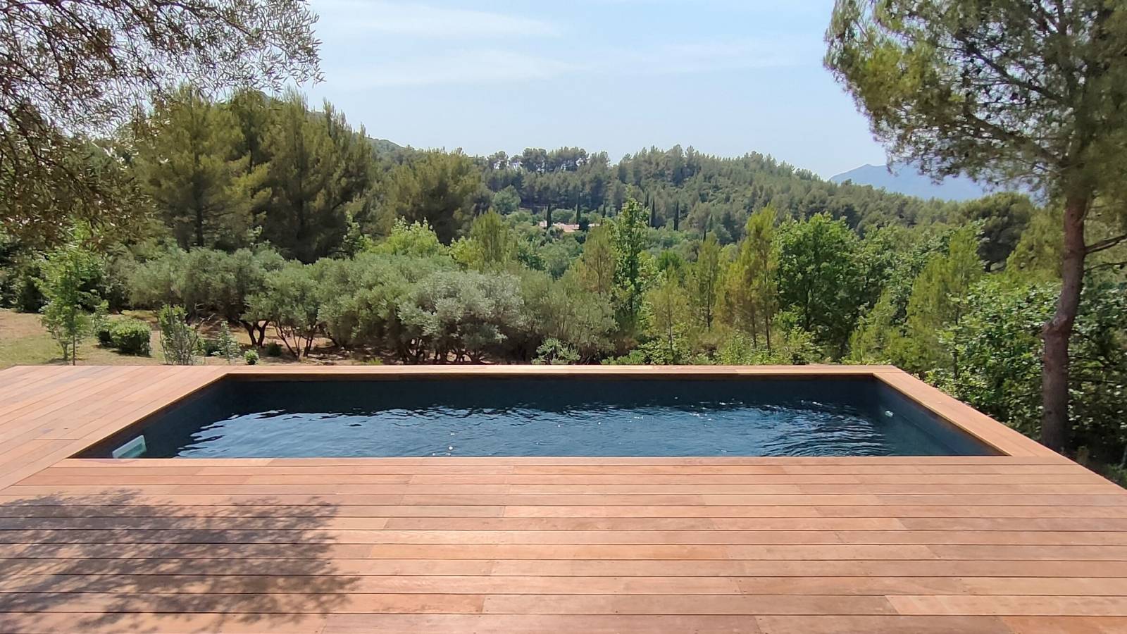 La société LE BON BAIN est le spécialiste des piscines en bois sur mesure qui peuvent être installées hors-sol, semi-enterrées ou totalement enterrées