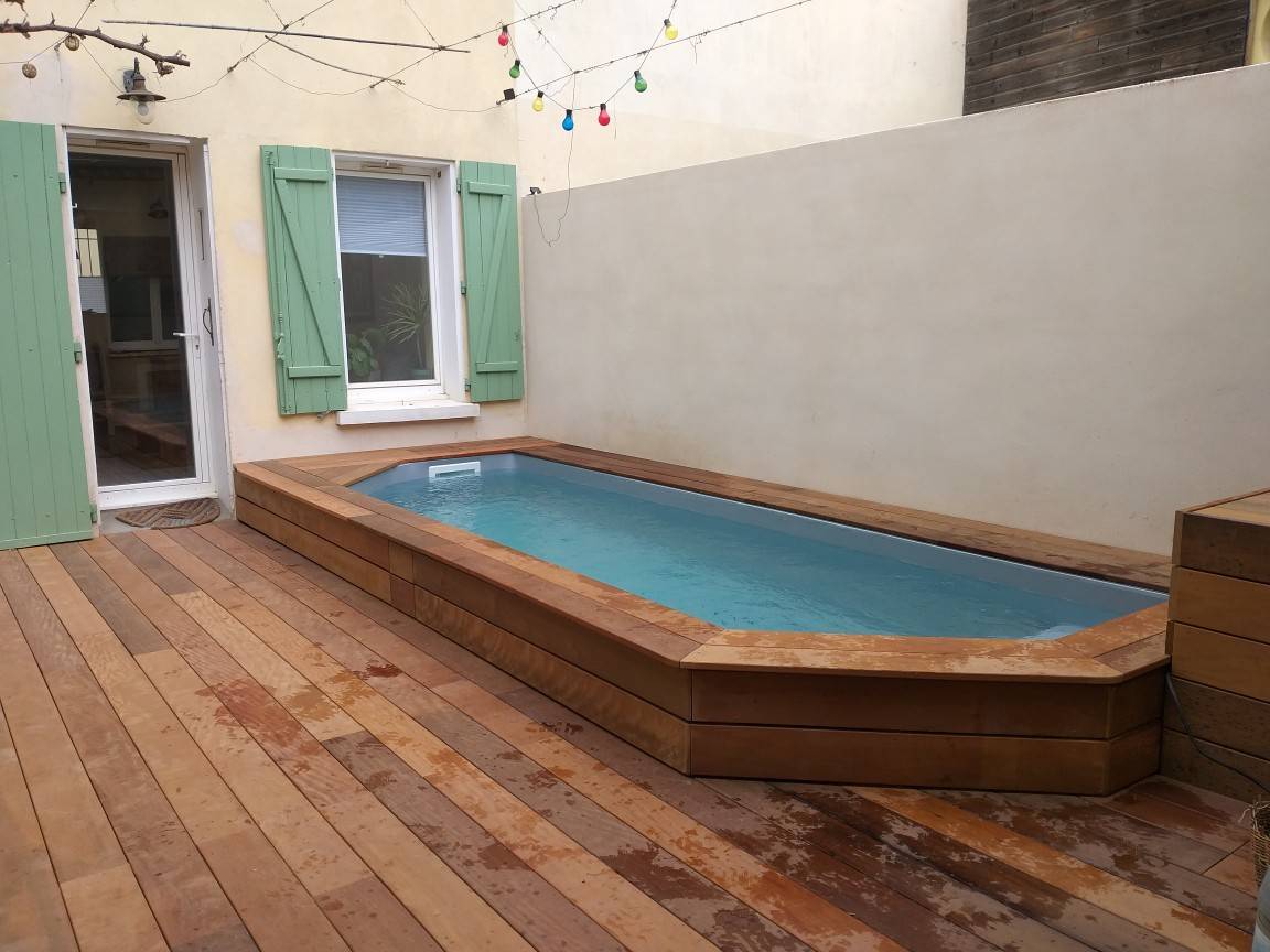 Installation d'une mini piscine en bois dans une cour intérieure à Narbonne