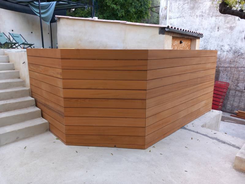 Vue d'une mini piscine en bois de moins de 10m2 installée dans le quartier des Musiciens à nice