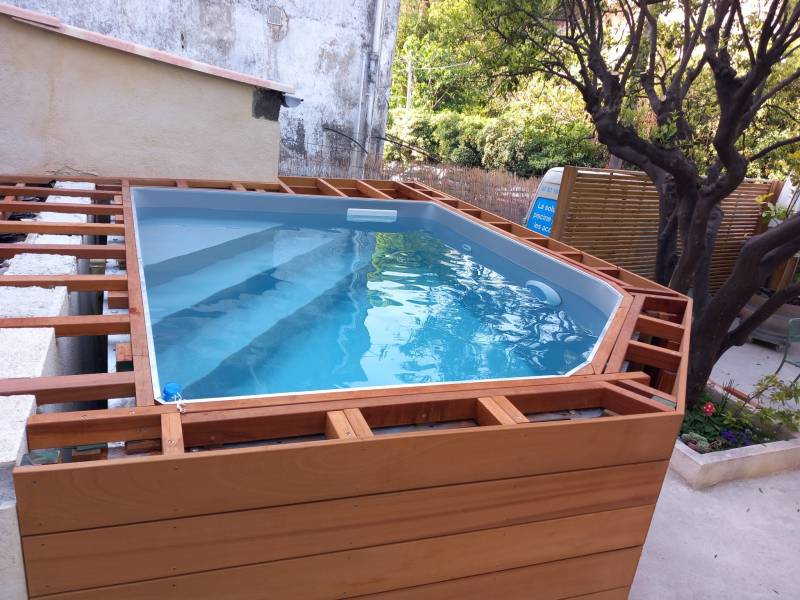 Installation d'une piscine pas cher en entretien sur un toit-terrasse avec vue sur Nice