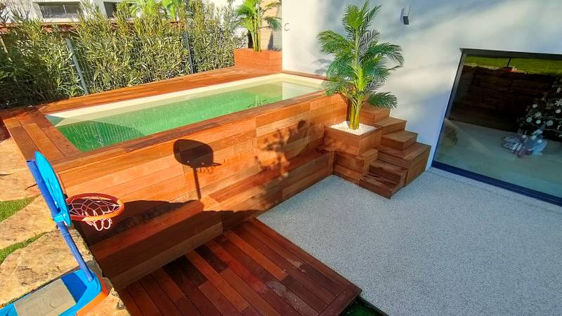 Construction d'une piscine en bois totalement hors-sol, de - de 10 m2, d'une hauteur de 140 cm, entièrement bardée de bois exotique à GEMENOS en région PACA