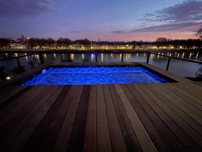 Installation d'une mini-piscine de - de 10 m2 sur le toit-terrasse d'un immeuble à ARLES dans la région PACA