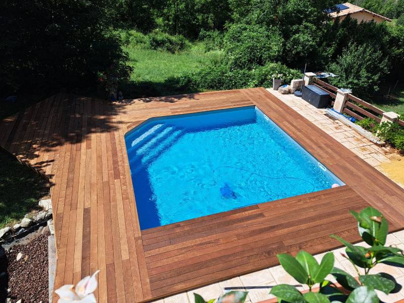 Installation d'une piscine en bois d'une dimension de 6 x 6 m avec des marches d'accès intérieure et une terrasse en bois exotique dans le département des Alpes-de-Hautes-Provence