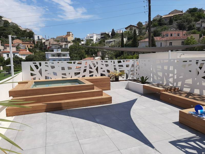 Construction d'une piscine en bois sur toit-terrasse