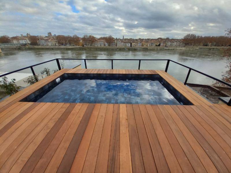 Fabrication d'une piscine à structure bois de faible profondeur sur un toit près de Marseille 