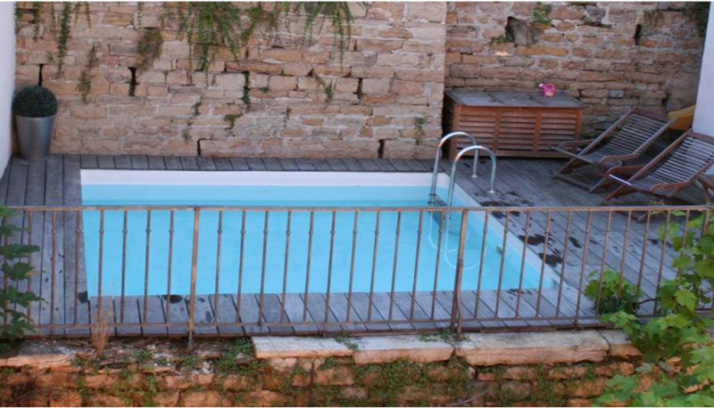 Piscine en bois sur mesure, de forme carrée enterrée