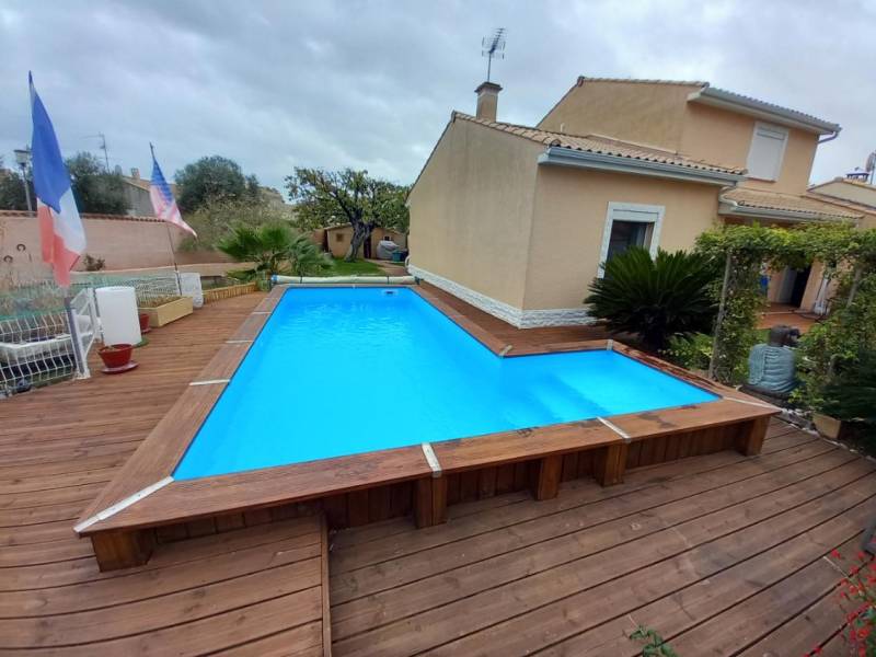 Remplacement du liner d'une piscine à la structure en bois par un liner 75°/100 de couleur Bleu France près de Montpellier