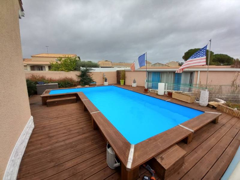 Installation d'un escalier sous liner à l'intérieur d'une piscine à ossature bois afin de créer un espace convivial et ludique au sud de Montpellier