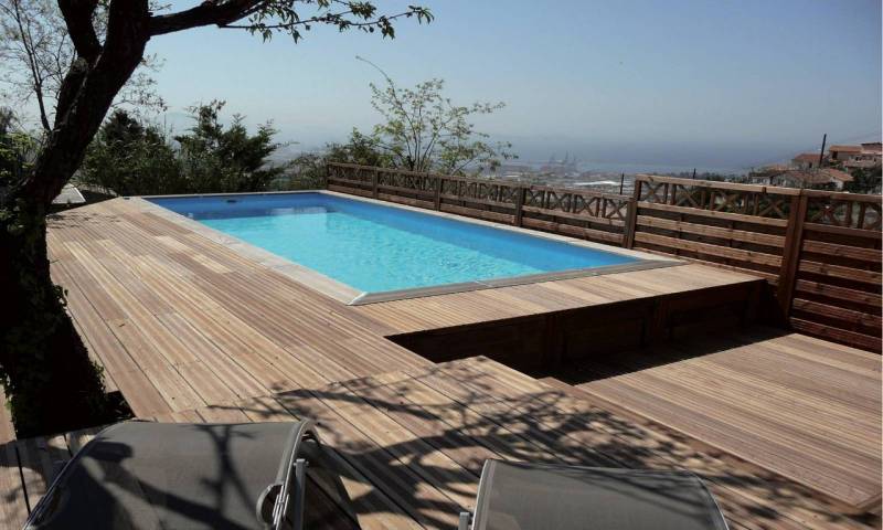 Jardin harmonieux et chaleureux avec piscine et aménagement extérieur en bois