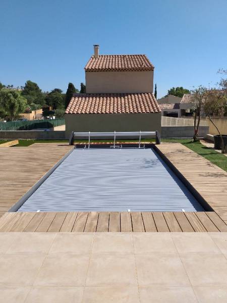 Piscine protégée par un rideau coulissant qui sert d'abri près de Nice