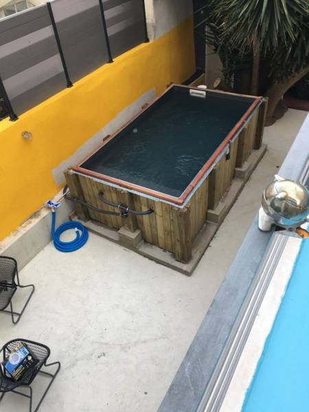 MARSEILLE 6ème, Rue Breteuil, piscine en bois hors-sol - de 10 m2, de forme rectangulaire, 2.70 x 4.80 m et d'une hauteur de 140 cm