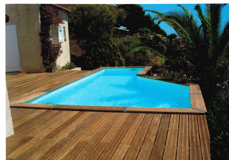 Piscine bois LE BON BAIN, modèle BONBON forme libre hors-sol avec terrasse bois