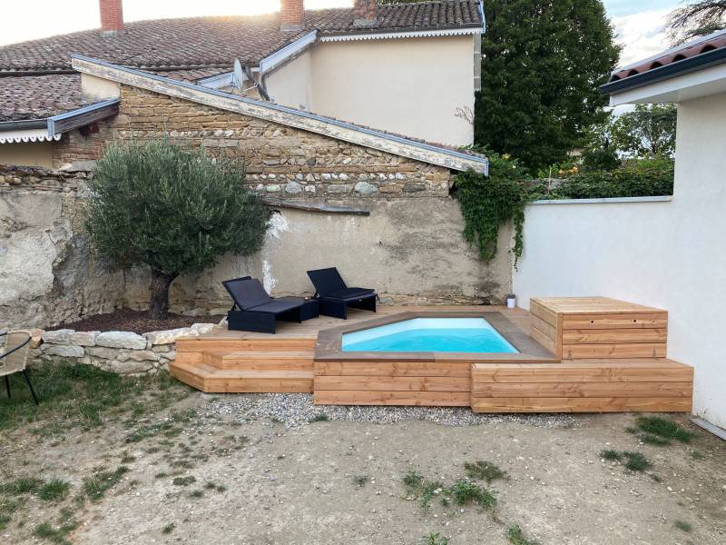 Piscine bois LE BON BAIN, modèle TAHAA semi-enterrée avec terrasse bois