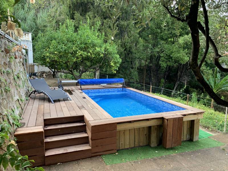 Piscine et escaliers en bois dans un jardin avec végétation dans le sud de la france