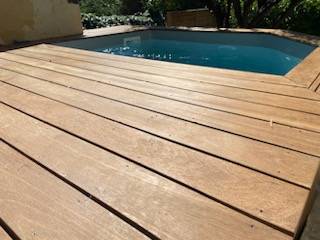 Installation par un professionnel d'un bassin en bois hors-sol près de la Place Masséna à Nice