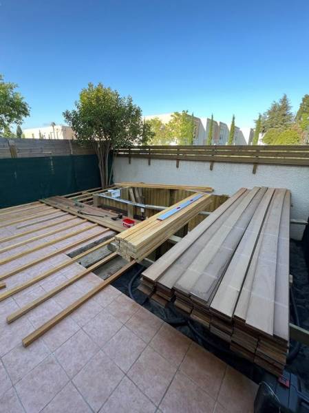 Construction d'une piscine en bois sur mesure d'une hauteur de 140 cm dans la région PACA
