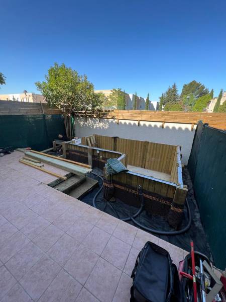Construction d'une piscine en bois dans un petit espace pour rattraper le niveau d'une terrasse existante près de ARLES par la société LE BON BAIN
