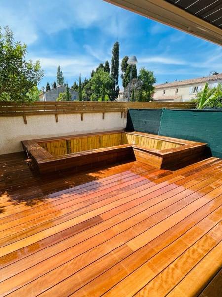 Piscine en bois sur mesure avec une banquette et une terrasse en bois exotique près d'Aix-en-Provence