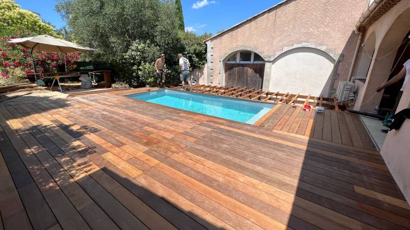 Installation d'une piscine en bois sur mesure, d'une hauteur de 1.40 et un escalier intérieur, située dans le Sud de la France.