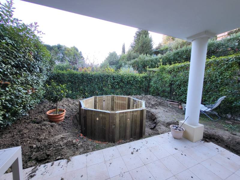 Installation d'une piscine hors-sol de faible profondeur dans un petit jardin dans la région PACA