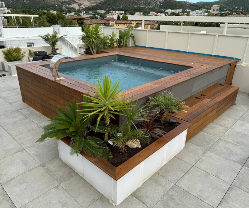 Installation d'une mini-piscine en bois sur un roof top à Marseille