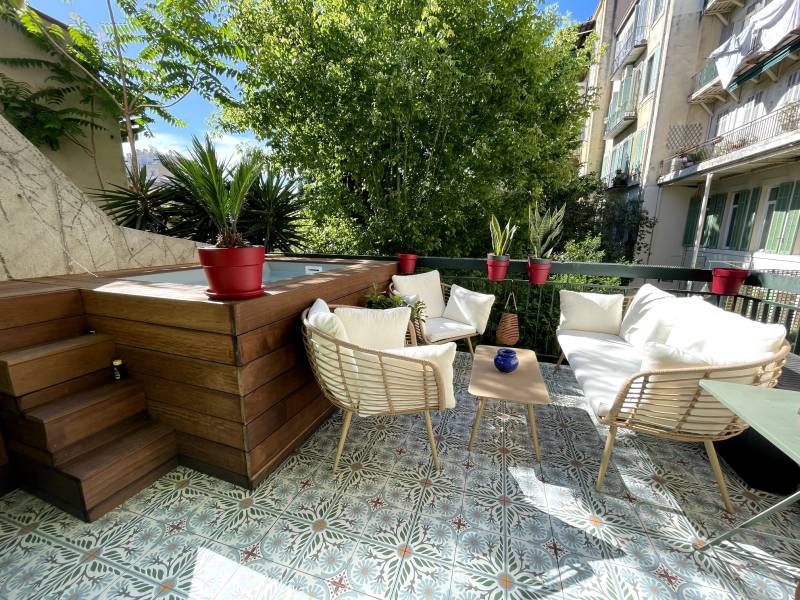 Installation d'une mini-piscine de faible profondeur avec une structure en bois sur un balcon-terrasse dans le 08 arrondissement de Marseille