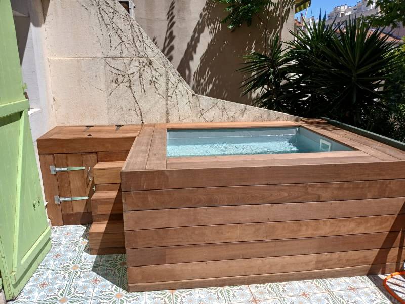 Fabrication d'une petite piscine en bois sur mesure avec une banquette intérieure sous liner et un  réchauffeur électrique dans la région PACA