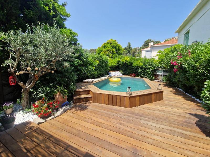 Fabrication d'une terrasse en bois exotique autour d'une piscine octogonale en bois à Marseille