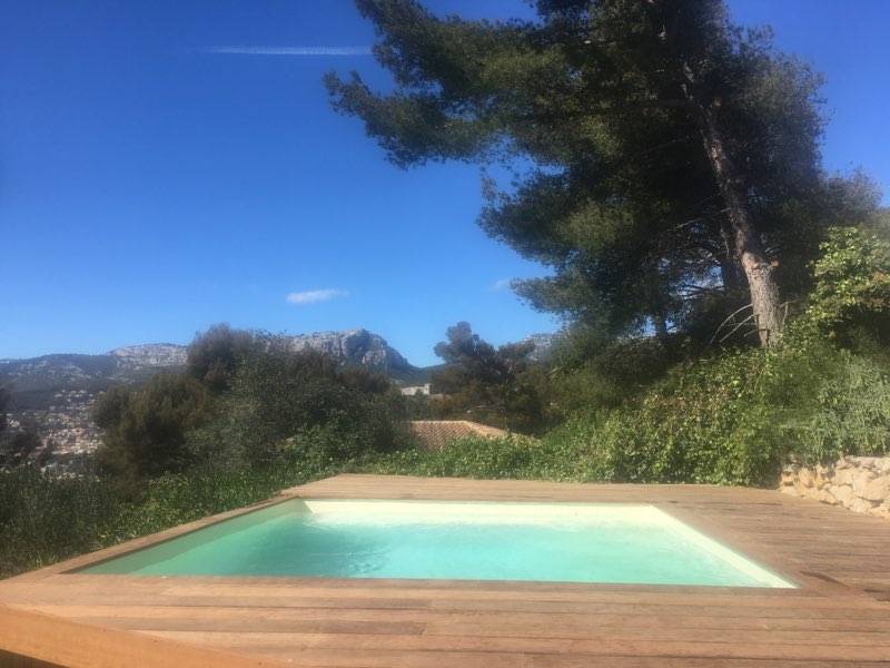 Installation d'une piscine, semi-enterrée de forme carrée sur la Côte d'Azur