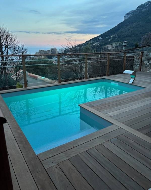 Installation d'une piscine en bois sur un terrain en restanques dans la région PACA