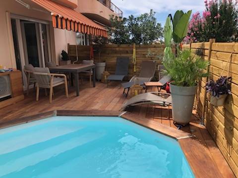 Installation d'une piscine en bois semi-enterrée avec un escalier intérieur et un liner 75/100