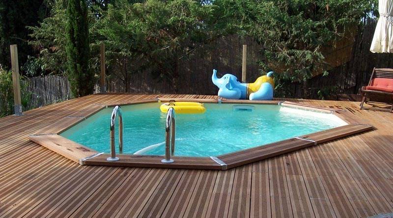 Piscine avec un décor naturel et chaleureux dans le sud de la france
