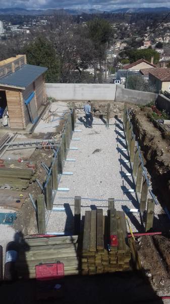 Construction d'une piscine en bois semi-enterrée, de forme rectangulaire, de type couloir de nage 11 x 3.50 m, d'une hauteur de 140 cm