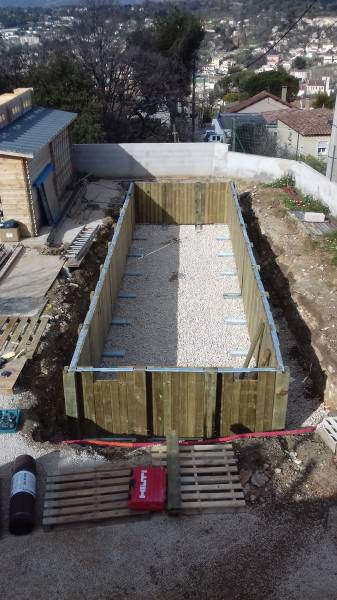 Construction d'une piscine en bois semi-enterrée, de forme rectangulaire, de type couloir de nage 11 x 3.50 m, d'une hauteur de 140 cm