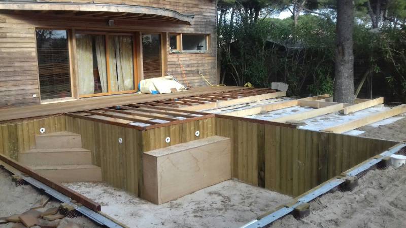 AIGUES-MORTES 30, construction  d'une piscine en bois sur mesure enterrée, de forme libre, avec un volet hors-sol et d'une hauteur de 140 cm