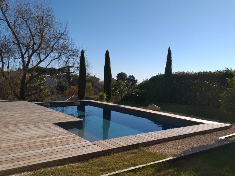 La société LE BON BAIN, le spécialiste des piscines en bois sur mesure avec un choix illimité de formes et de dimensions dans le sud de la France
