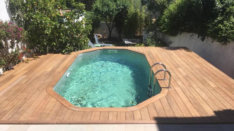 MARSEILLE 7ème, piscine en bois hors-sol de forme octogonale sur un terrain en terrasses