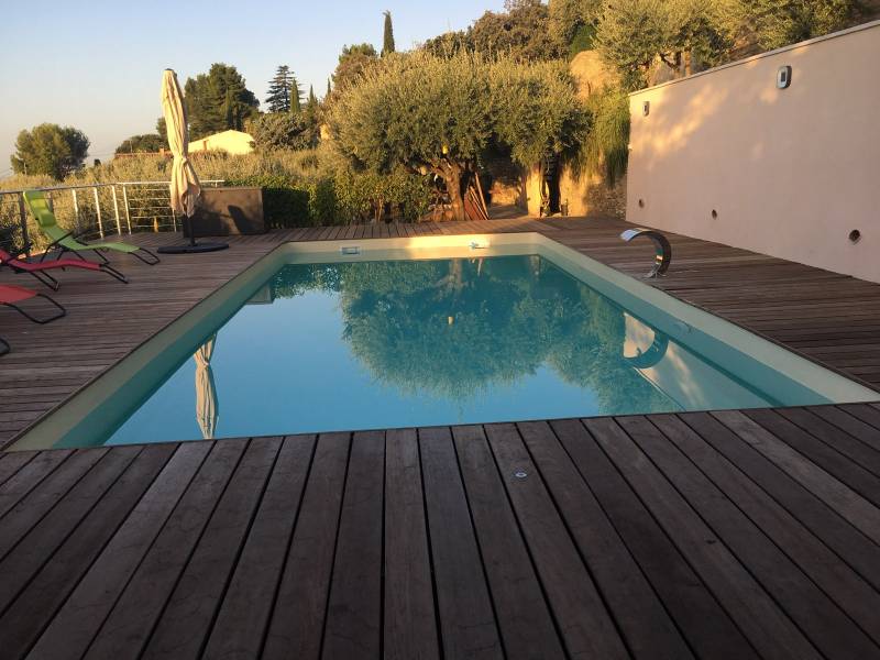 Où trouver un fabricant de piscines en bois sur mesure hors-sol, semi-enterrées ou totalement enterrées ?